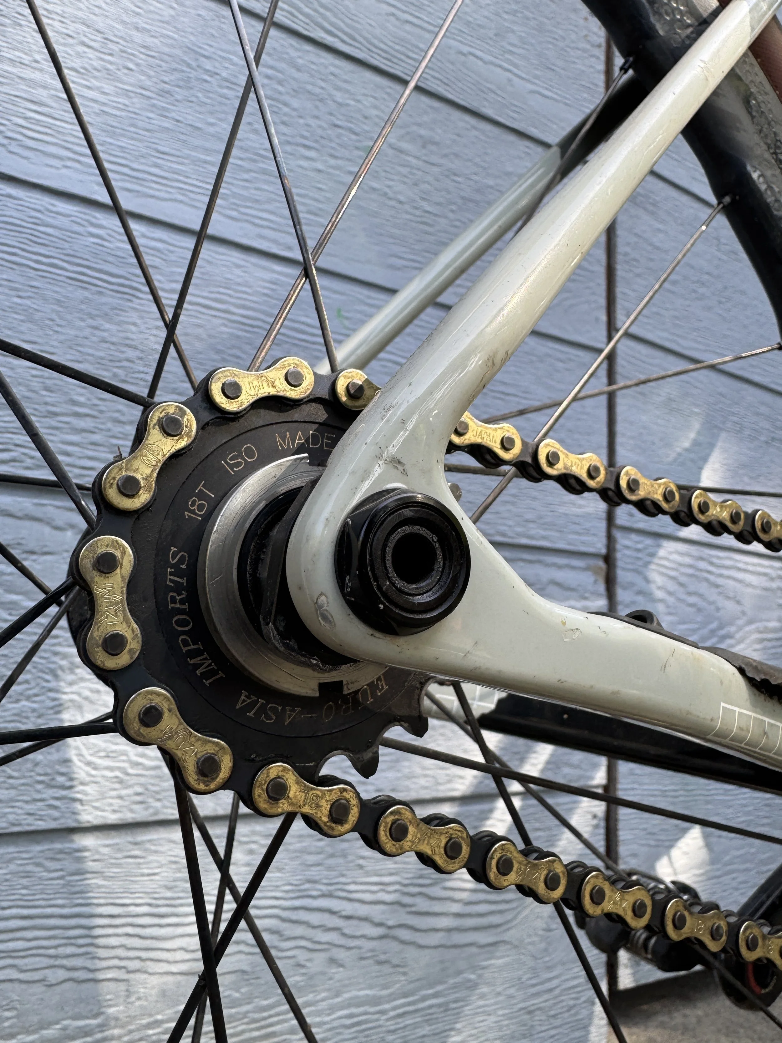  SO, now that we’re all caught up.. lets dive into the latest and probably last iteration of this MASHxSC v1 stiggy..  First things first.. yes it’s fixed, yes it is BB30, HOW DO I TENSION THE CHAIN?!?!?  read on and find out..    And let’s all appre