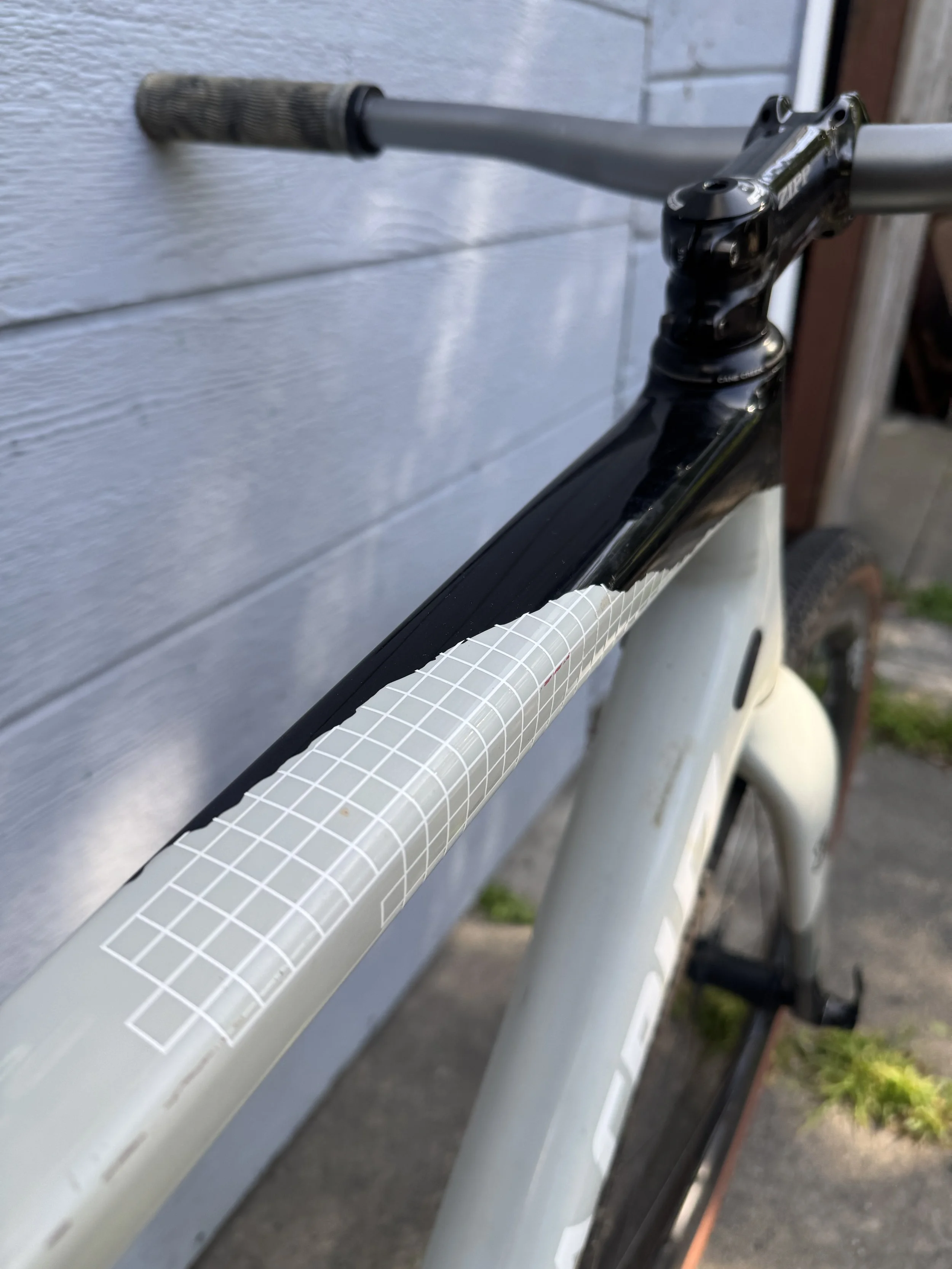  This is the same Al Nelson design from the 2017 yellow team CX frames, just shifted to a more greyscale color palette.   