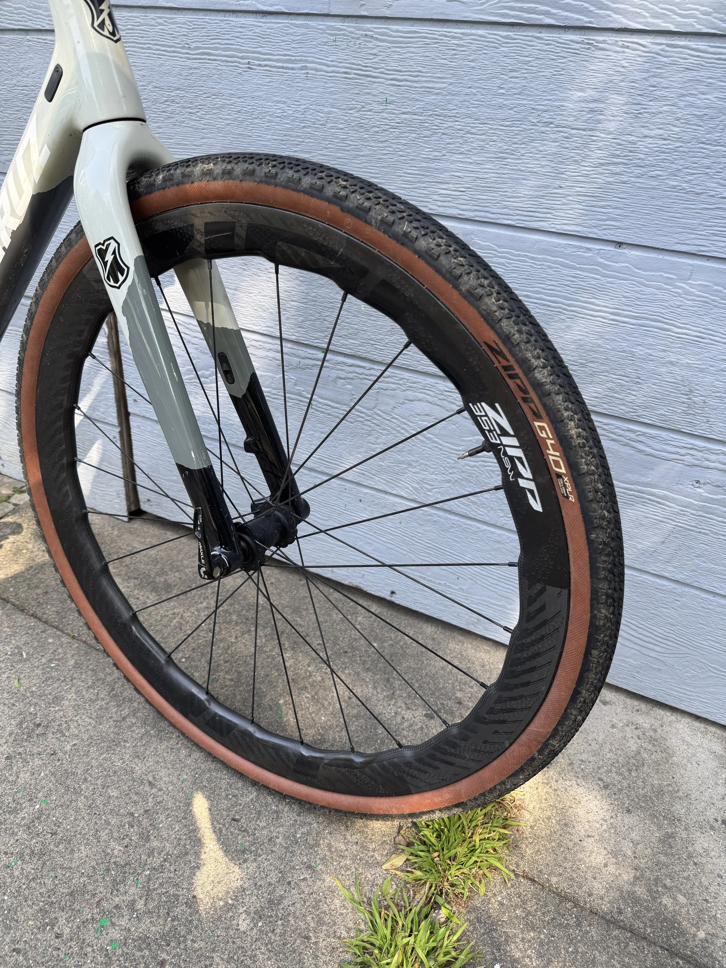  Popping off the disc rotor really cleaned the front wheel up.. and while I have been meaning to get a PAUL front hub built up to match… not sure if I can spare the grams… 