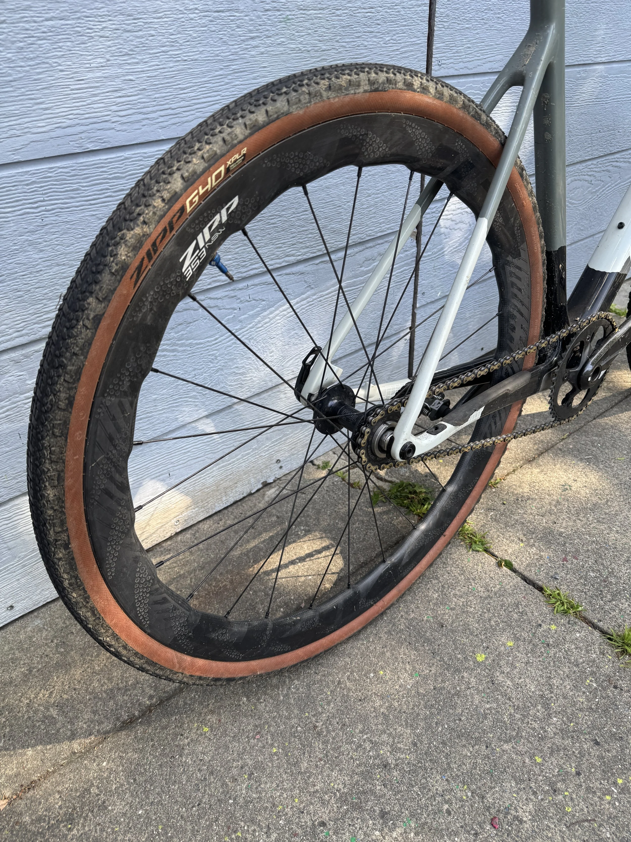  The v1 stiggys max out around 700×40c tires, and I knew I needed all the rubber I could get.  Enter the ZIPP 700×40 gravel tire the G40,  fast centerline and some limited knobs were perfect for the local TRACKCX courses.  I generally keep em at 27-3