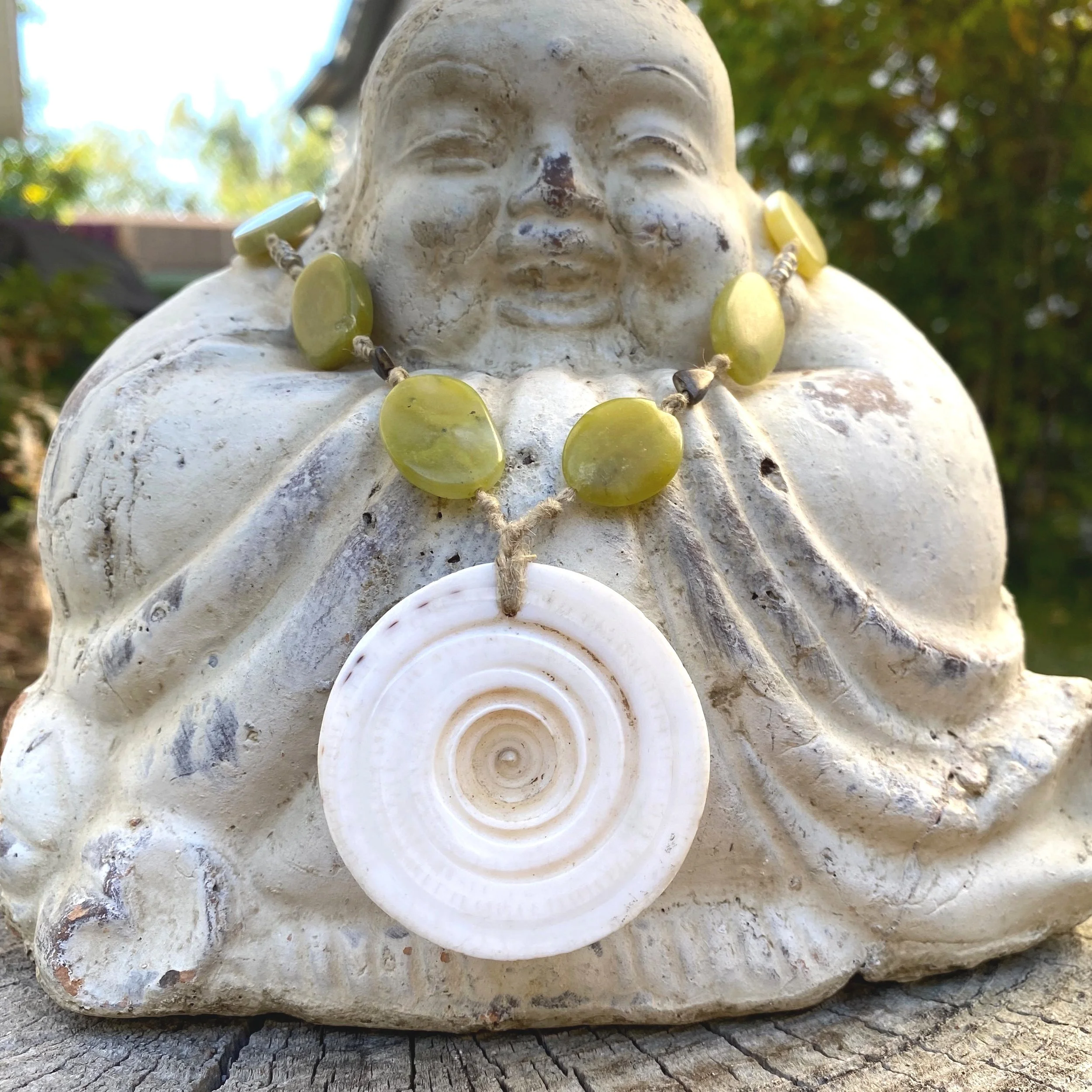 Shell Pendant Necklace 18"