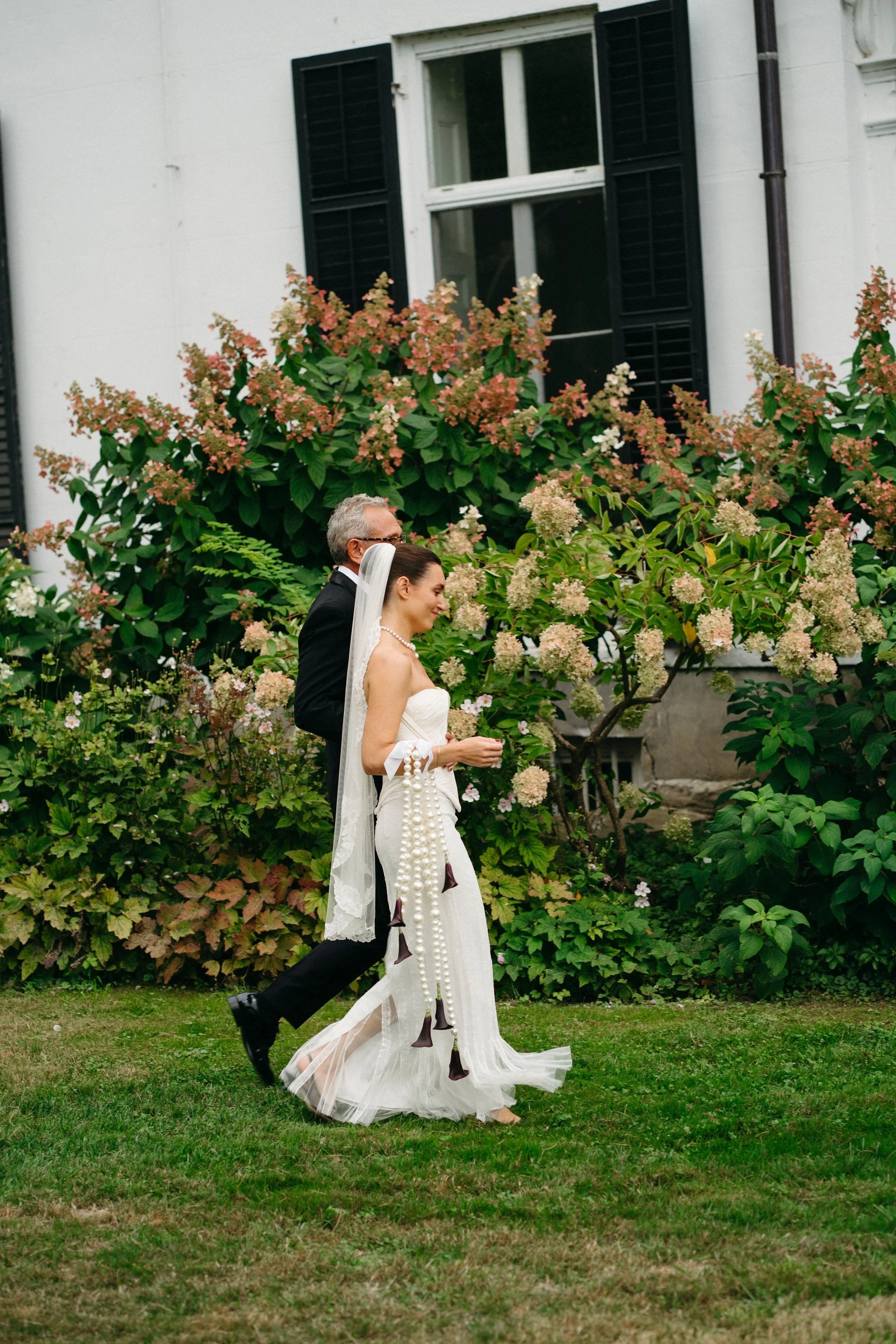 hudson-valley-out-door-wedding-with-great-expectations-vibes (4).jpg
