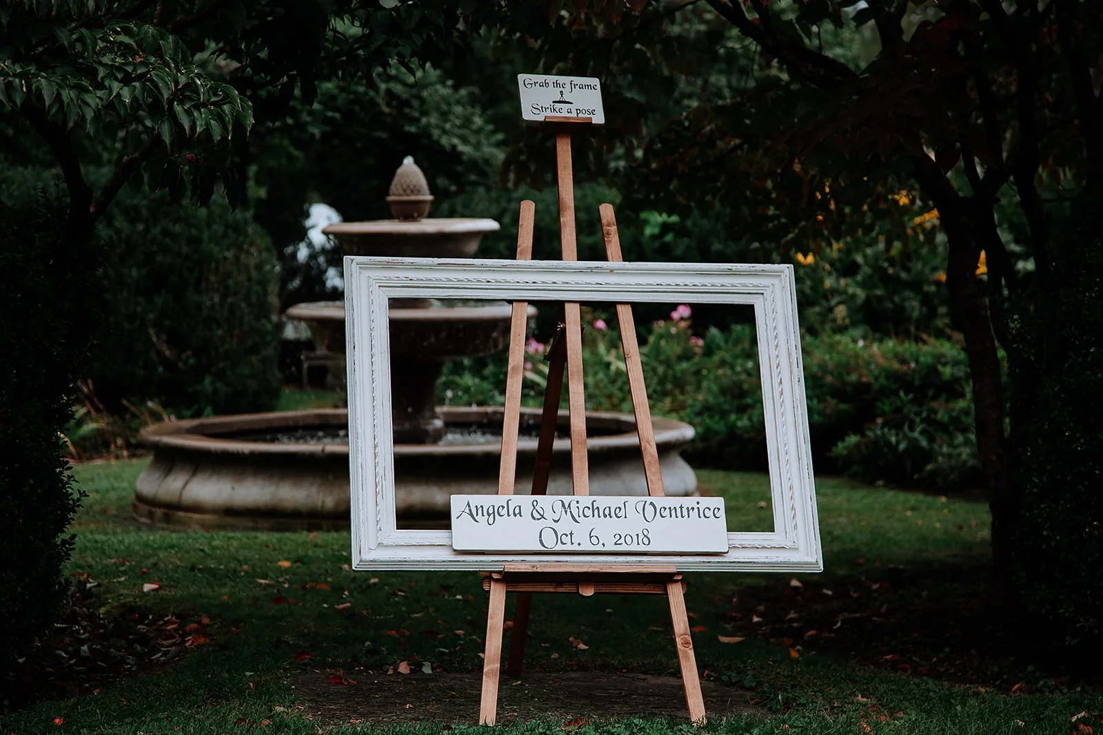 diy-wedding-selfie-station-frame-with-couples-hastag.jpg