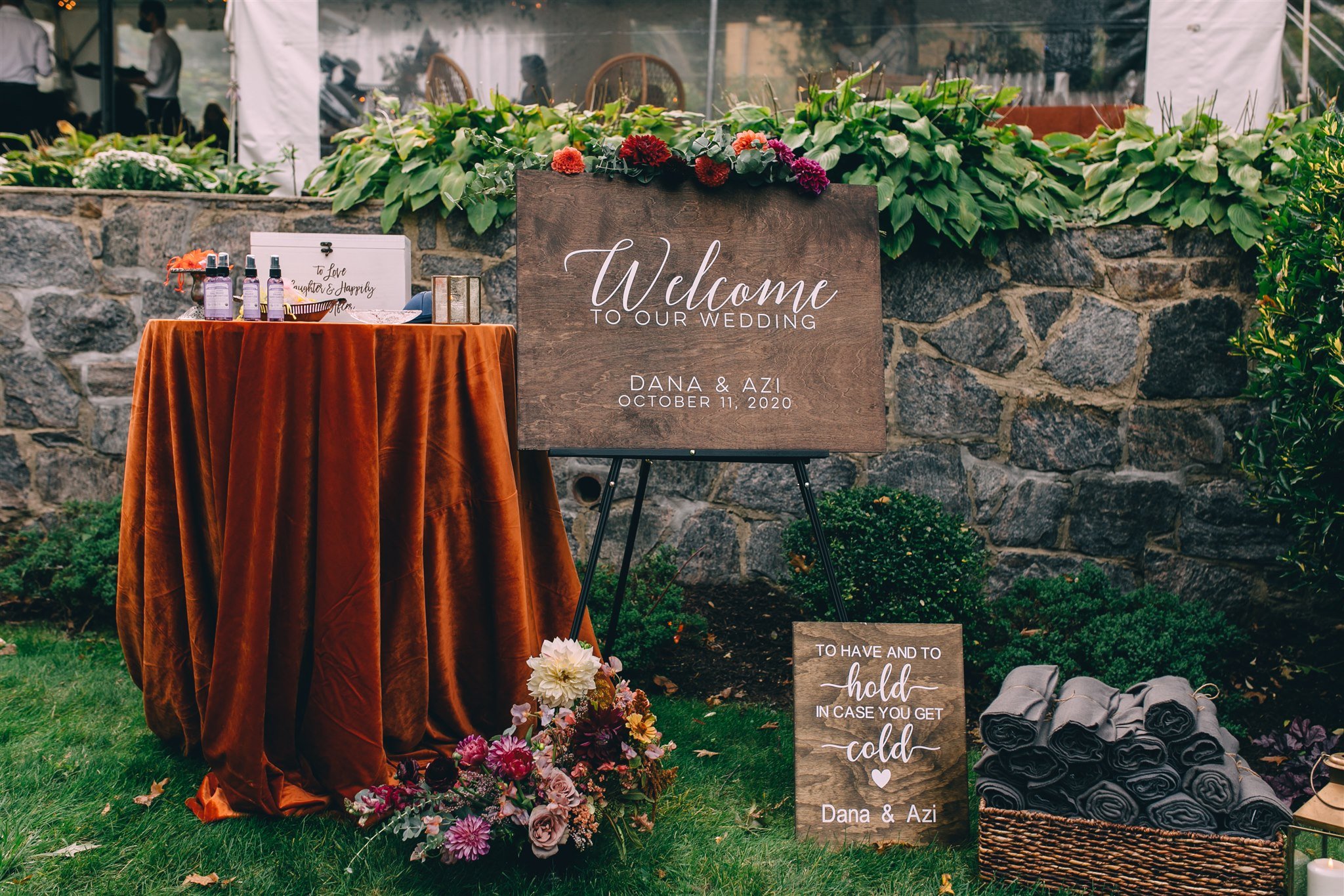 fall-wedding-welcome-station-with-wooden-signs-and-pashminas.jpg