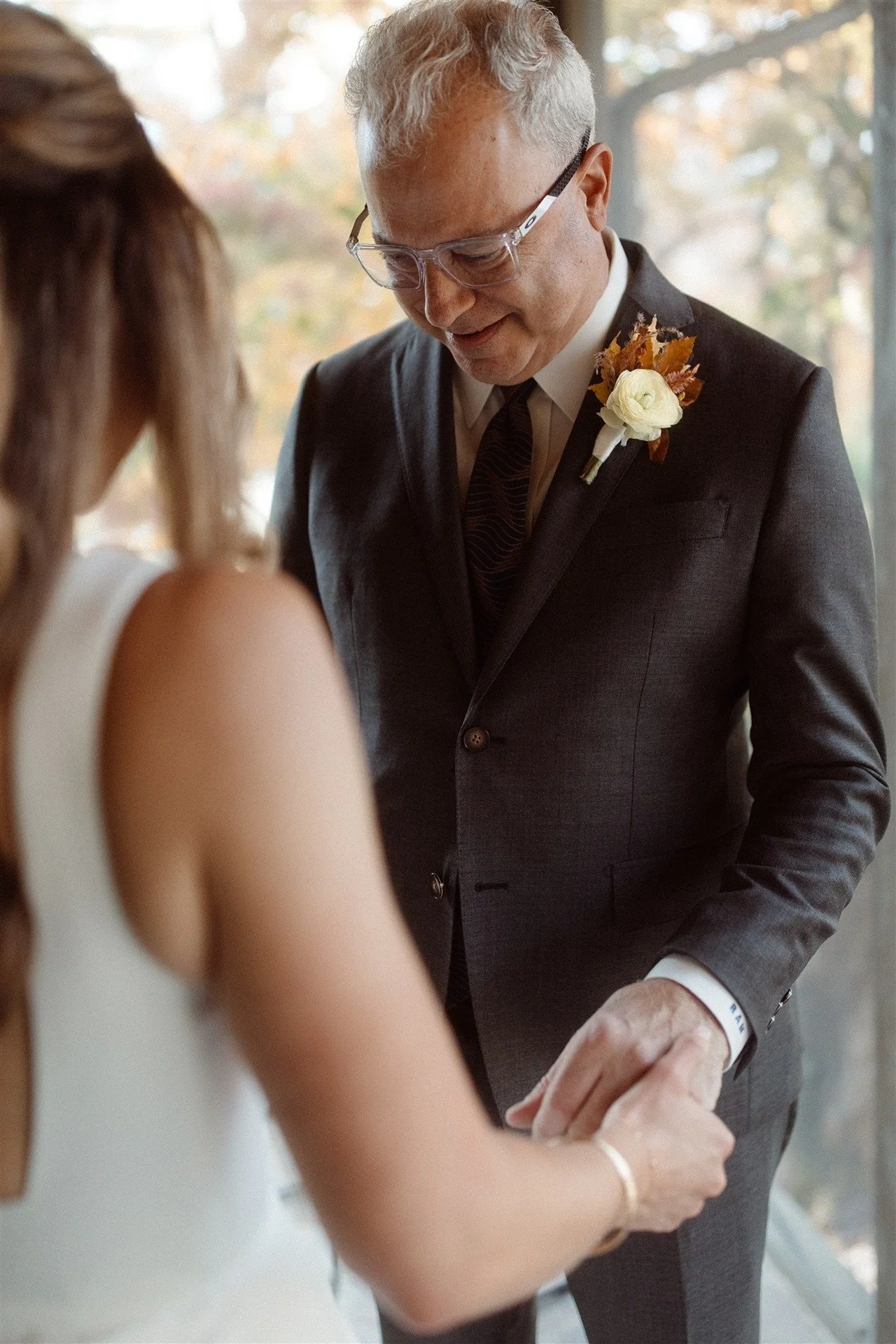 First-Look-Between-Father-And-Daughter-On-Her-Wedding-Day
