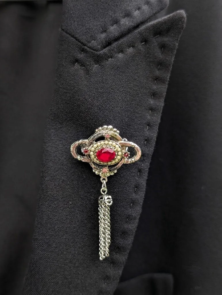 red-ruby-and-gold-vintage-brooch-as-a-boutonniere-for-wedding