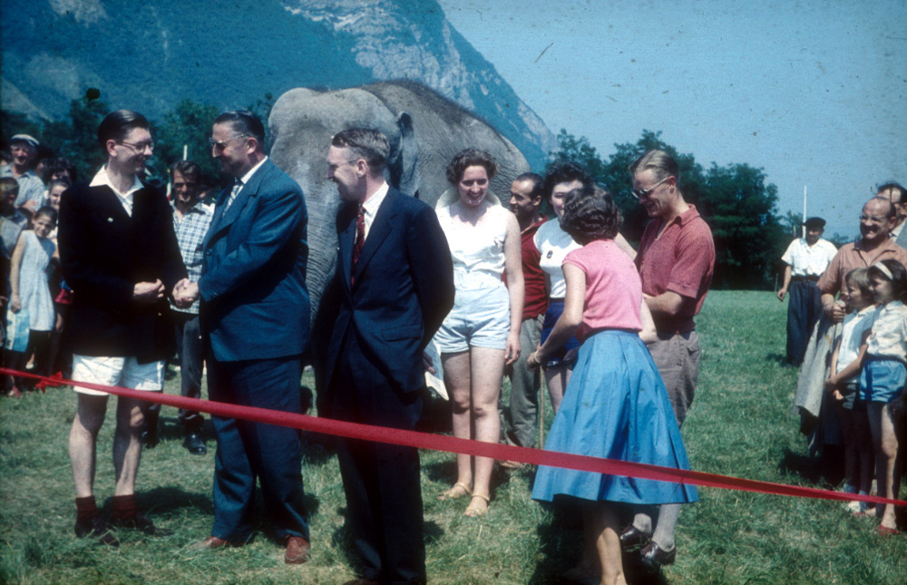 The mayor of Montmelion launching the expedition.