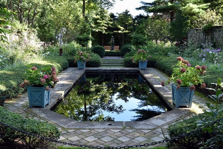 Garden "bones," the paths and structures - Gwendolyn Stansbury/Flickr 
