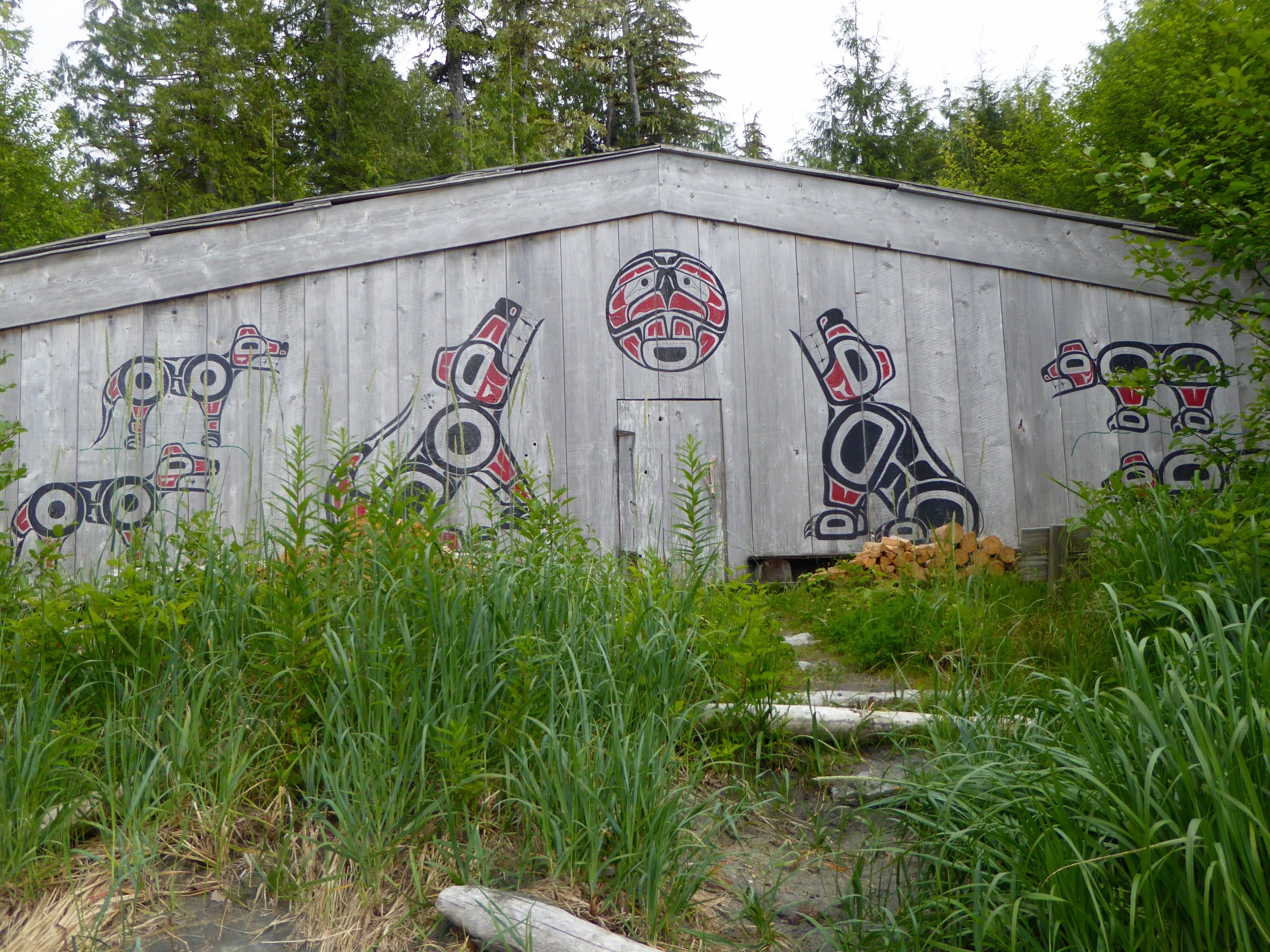 The two figures guarding the door are paintings of the wolf clan.