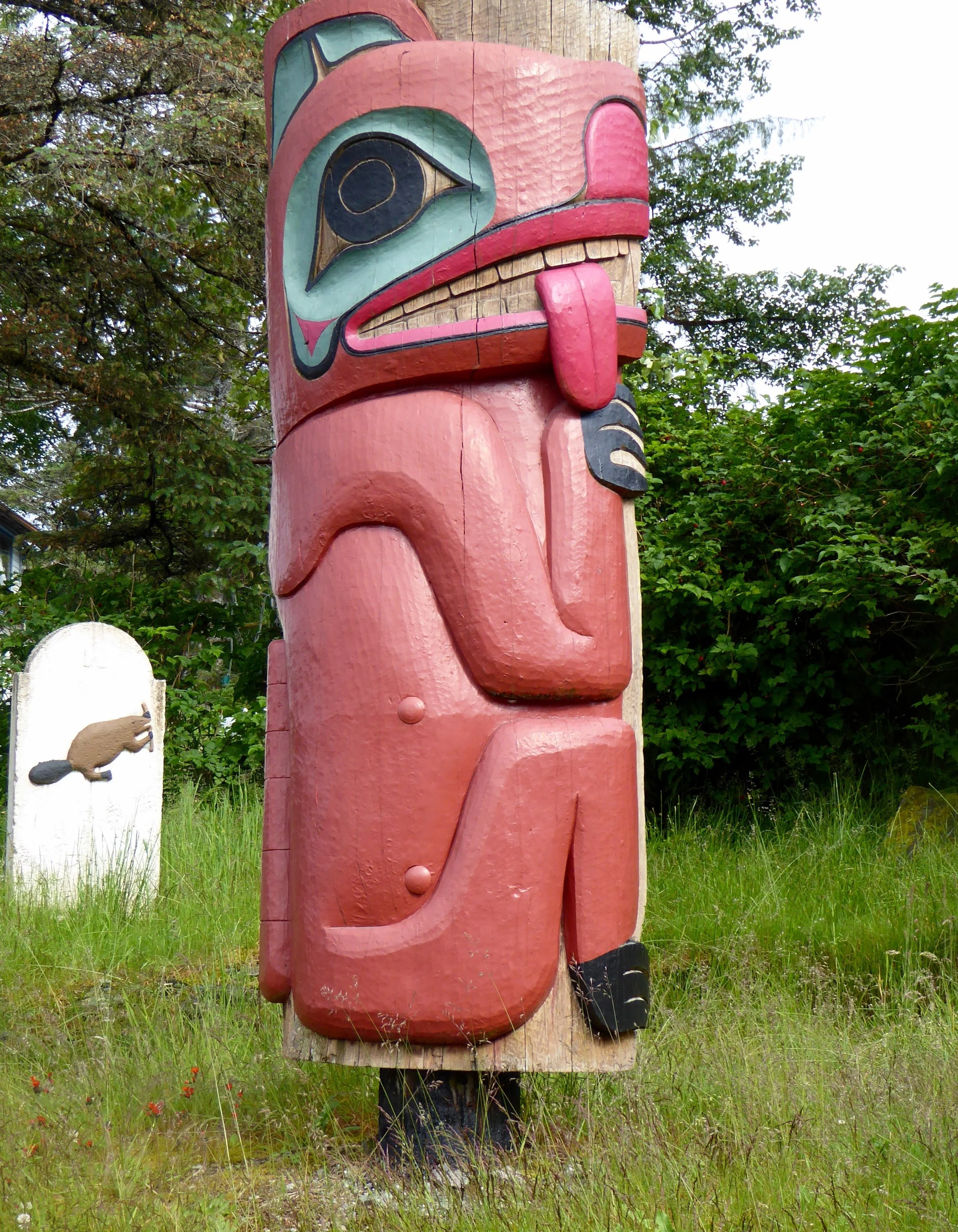 This totem was about Seward, when he came to visit the village. He was given many gifts, but did not give any out. Therefore they made a ridicule pole about him.
