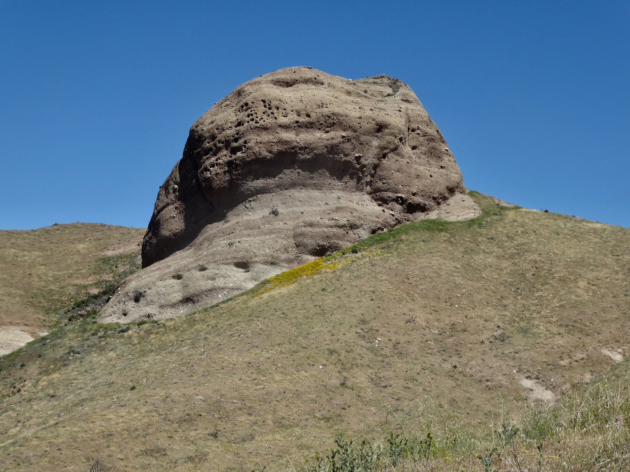 With a little imagination, we could visualize visitors from other worlds surrounding the rocks.