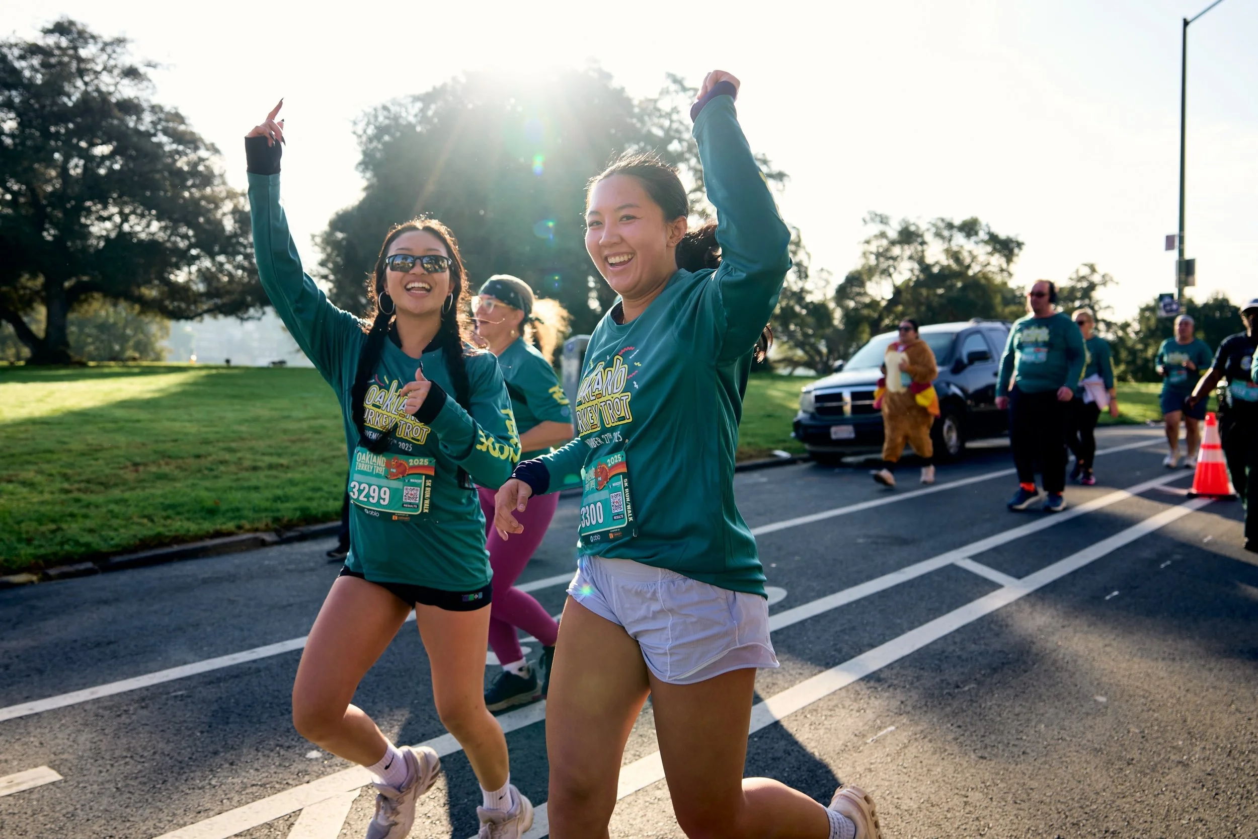 Who do you trot with? 🦃👟

Your family. Your run club. Your best friend. The person you somehow convinced to wake up early on Thanksgiving morning.

Register to run and tag your Oakland Turkey Trot crew below.👇