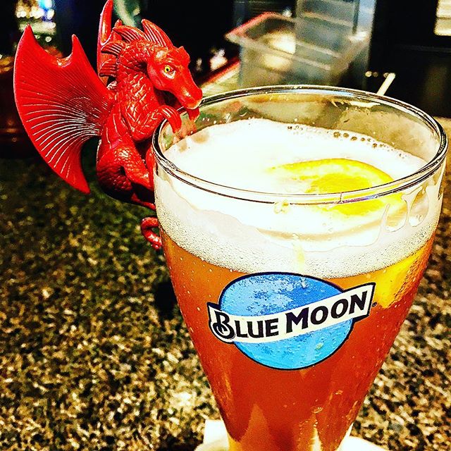 🍺Happy🍺National🍺Beer🍺Day!🍺 This pour goes out to @bluemoonbrewco while waiting at @esquiregrill @flysmf #nationalbeerday #nationalbeerday🍺 #nationalbeerday2018 #sacramento #smf #sacramentoairport #esquiregrill #bluemoon #travel #citrus #dragono