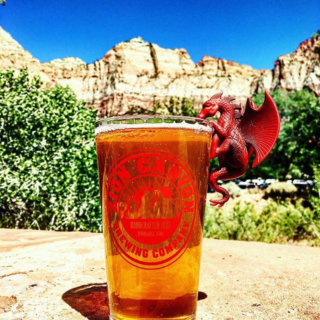 ⛰🏃🏼&zwj;♂️ A well deserved @zionbrewery Zion Pale Ale after a 6 mile hike today. 🍺Beautiful weather &amp; awesome views!@zionnps #paleale #zionbrewery #zion #zionnationalpark #zionnarrows #thenarrows #utah #springdale #hiking #zionpaleale #dragono