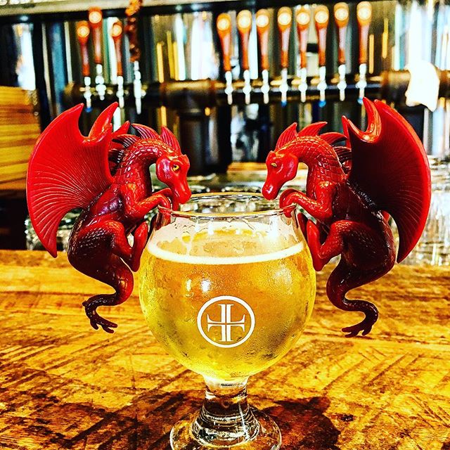🍺Staying out of the heat with a refreshing Naked Sapphire Pilsner @lazarusbrewing #lazarus #lazarusbrewing #pilsner #germanpilsner #austin #austintx #nakedsapphire #damnitshot #texas #dragonoffthewagon #dotw #drinksharewin #dsw #dragon #dragons #bee