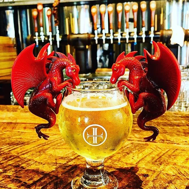 🍺Staying out of the heat with a refreshing Naked Sapphire Pilsner @lazarusbrewing #lazarus #lazarusbrewing #pilsner #germanpilsner #austin #austintx #nakedsapphire #damnitshot #texas #dragonoffthewagon #dotw #drinksharewin #dsw #dragon #dragons #bee