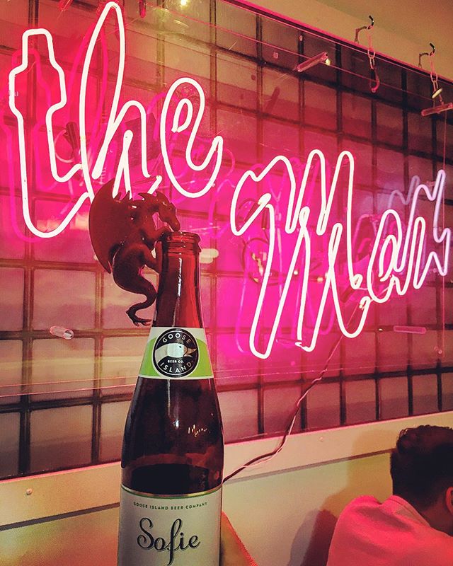 🎉 Had a blast at @savedbythemax having dinner at The Max bringing back all these fond memories. Drinking a @gooseisland Sofie #savedbythemax #savedbythebell #zackmorris #kellykapowski #screech #lisaturtle #acslater #jessiespano #mrbelding #themax #g