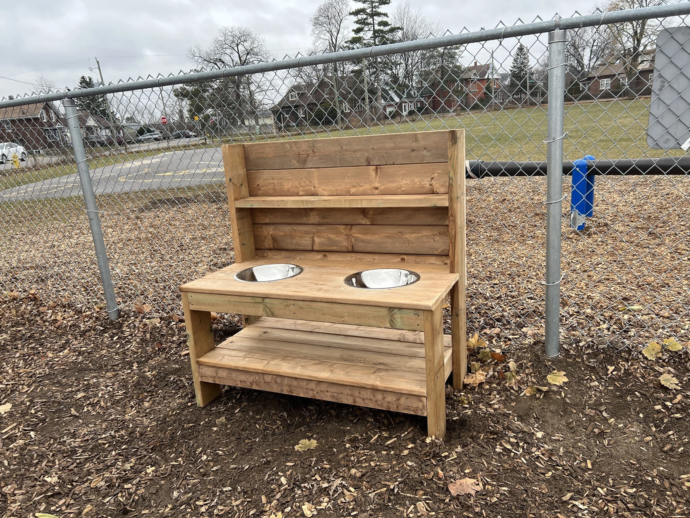 Mud kitchen with 2 bowls and shelves, by Fred's Fences