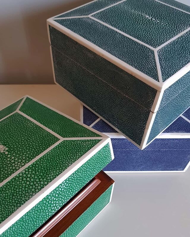 Your requests are here. Square chamfer boxes are the perfect size for gifts.
.
.
.
#homedecor #luxury #handmade #handcrafted #design #interiordesign #art #artdeco #furnituredesign #shagreen #shagreenfurniture #galuchat #luxuryfurniture #product_only 