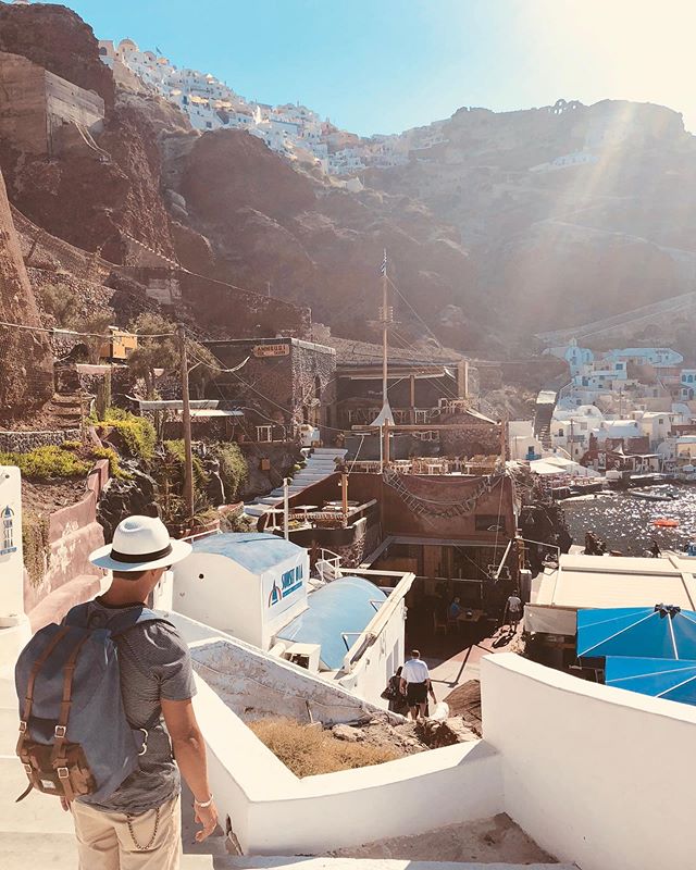 looking for some fresh caught fish and swimming holes +
📸 @ciprani 
#travelcouples #lululemon #herschelbackpack #eatlocal #travelgreece #santorini