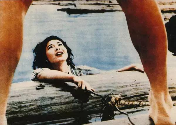 大岛渚《青春残酷物语》 「青春残酷物语」的题名取自于大岛渚的同名电影,是出于致敬,但却并不代表本特集只局限于某一种风格和类型当中。青春的电影和电影里的青春都纳入所推荐范围之内。
