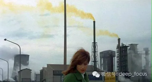  诗意与压抑并存的《红色沙漠》