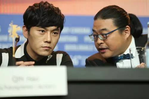 导演杨超在与主演秦昊交谈