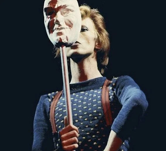 鲍伊扮演Cracked Actor