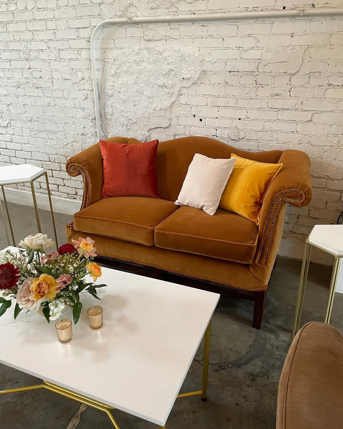 Happy December friends!  These lovely pieces are available.  See all remaining inventory on my website. 
.
.
.
#buyvintage
#vintagefurniture
#wedding 
#photography
#lavintageok