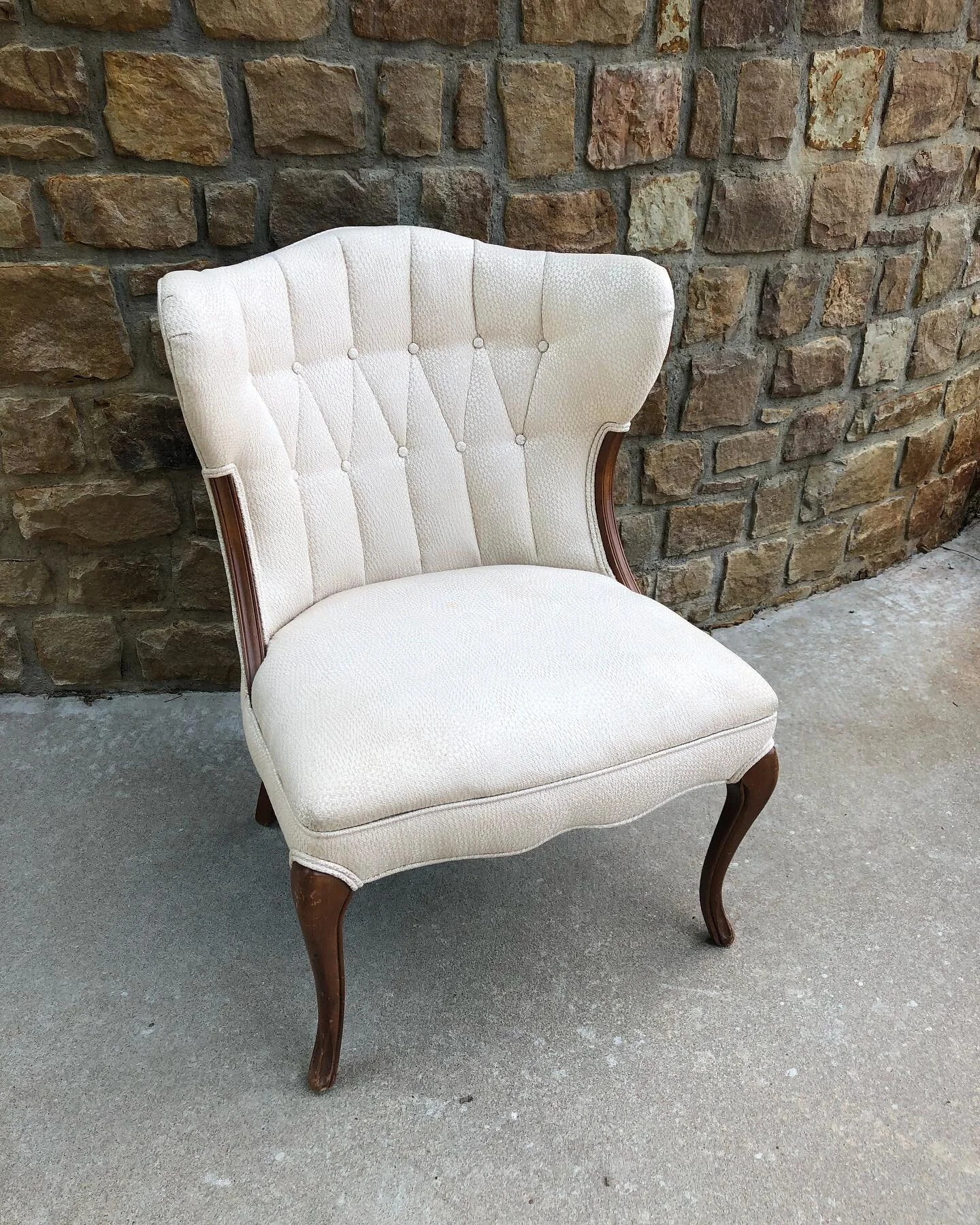 Pretty pieces AVAILABLE-pricing on the website. ➡️
.
.
.
#inventorysale
#eventseating
#loungeseating
#velvetfurniture
#buyvintage
#photographer
#wedding 
#lavintageok