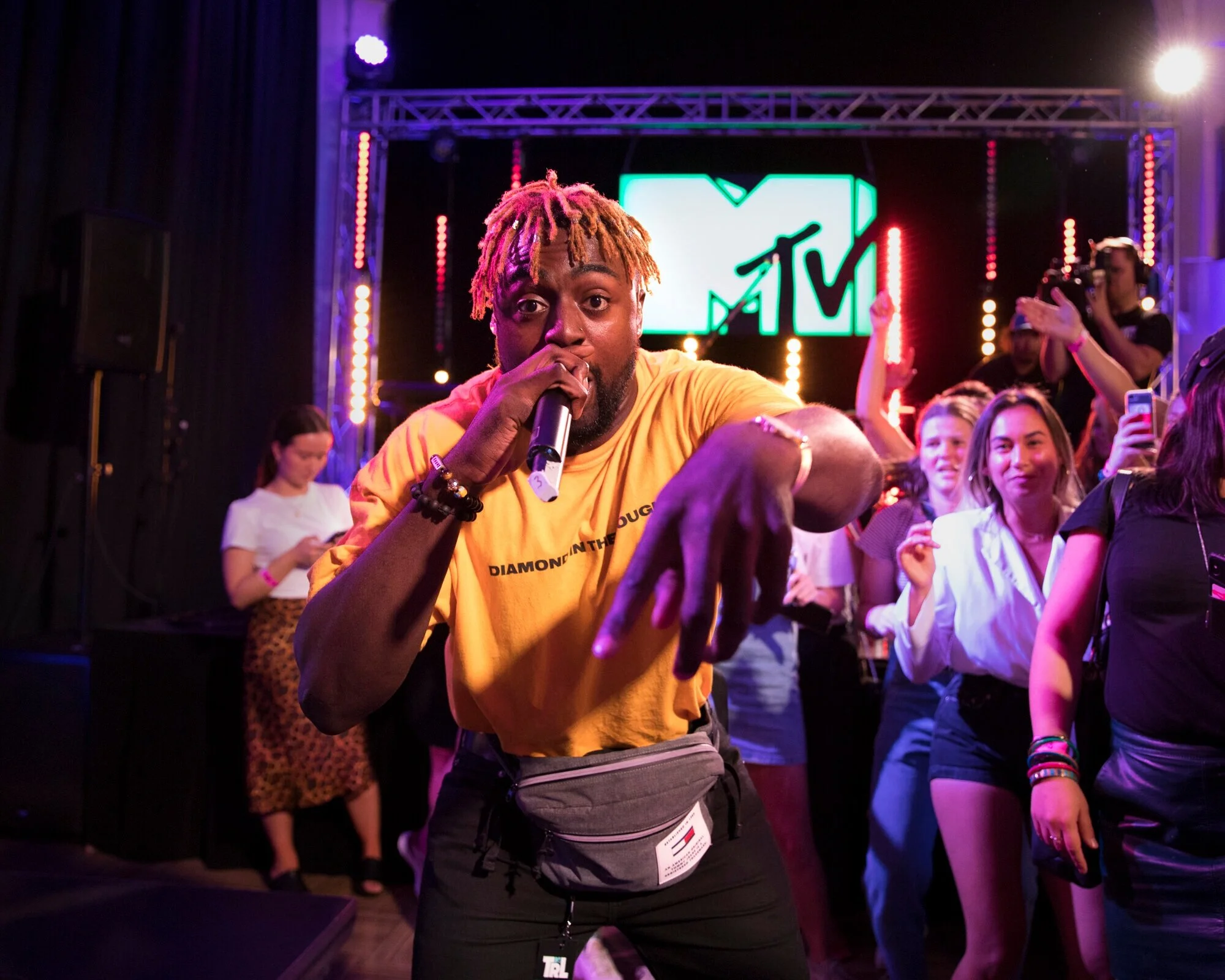  Kwame performs his song ‘Wow’ for the crowd, February 2019. 