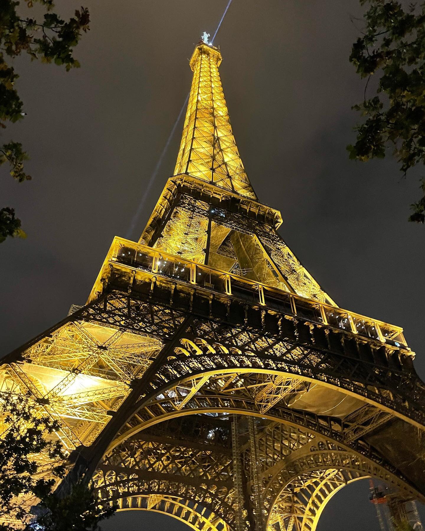 Visiting the Eiffel Tower by night is just as spectacular as during the day. No matter how many times I come here, it always amazes me 🤩 #parisbynight #lovewhereyoulive #myparis #ladamedefer #ironlady #eiffeltower #toureiffel #jidenba #travelwithme