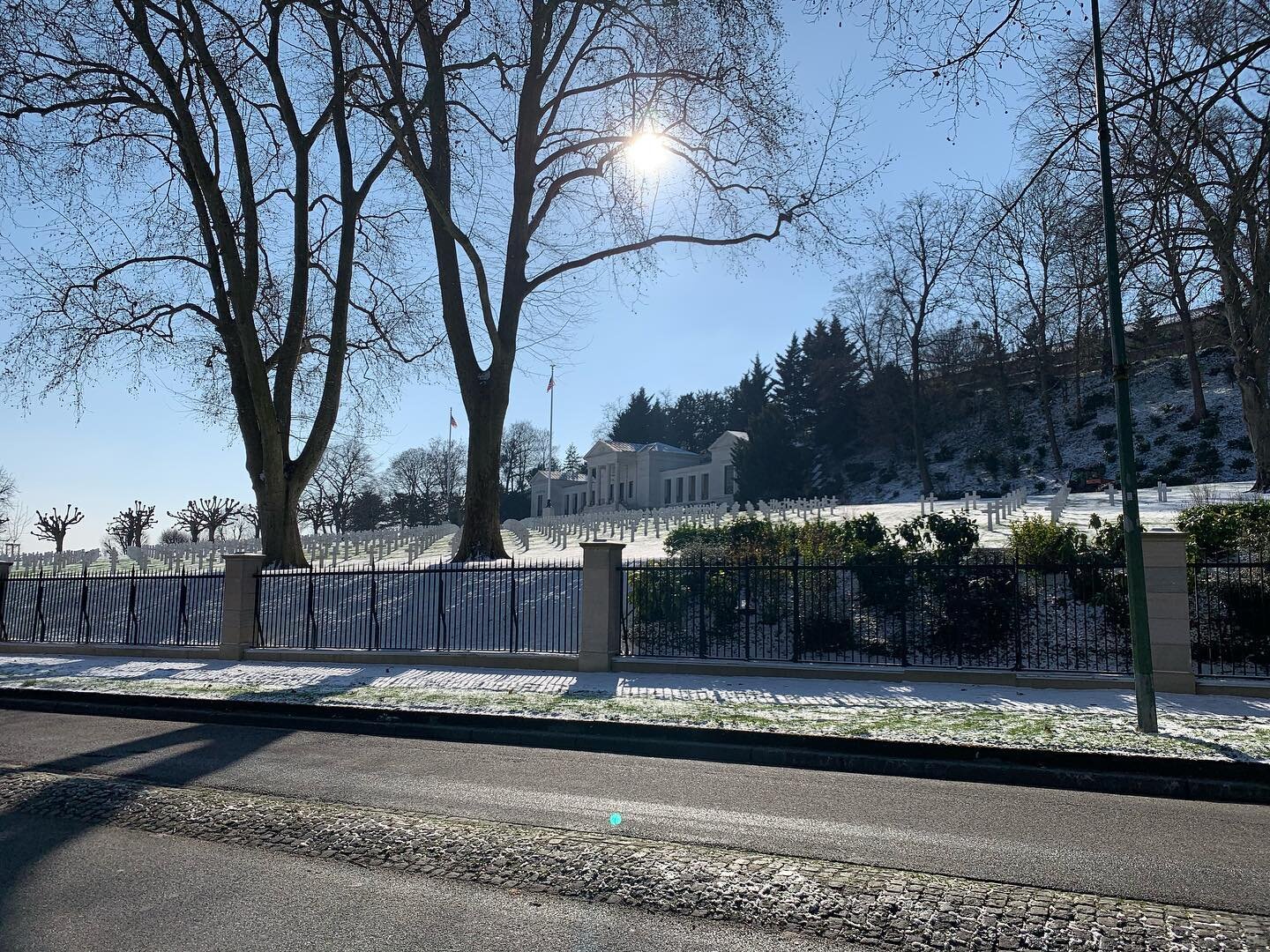 Suresnes sous la neige ❄️ #snowinparis #toureiffel #suresnessouslaneige