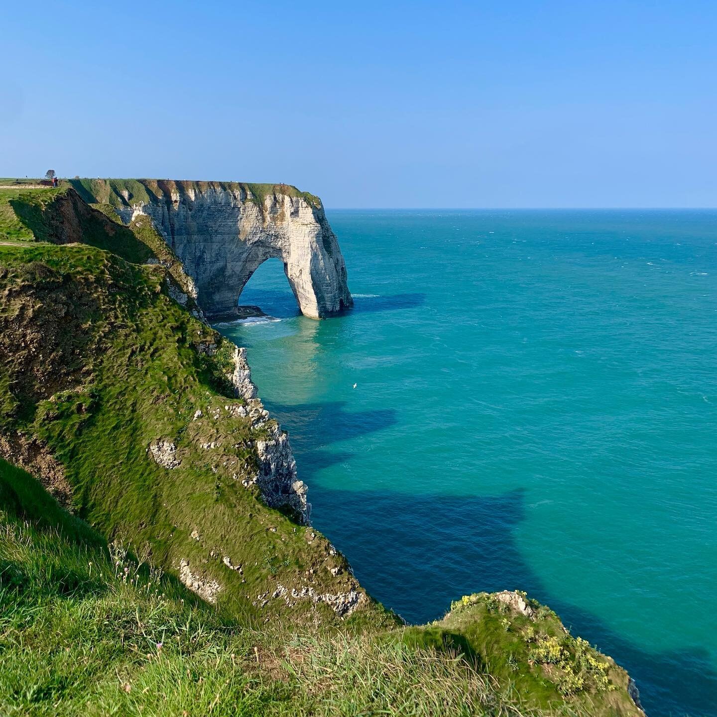 &Eacute;tretat on the Normandy coast is a very popular spot and it&rsquo;s easy to understand why!
My recommendation: try to arrive at 10am before the crowds, take a walk on the cliffs to get a few photos and then head down to the town just before 12