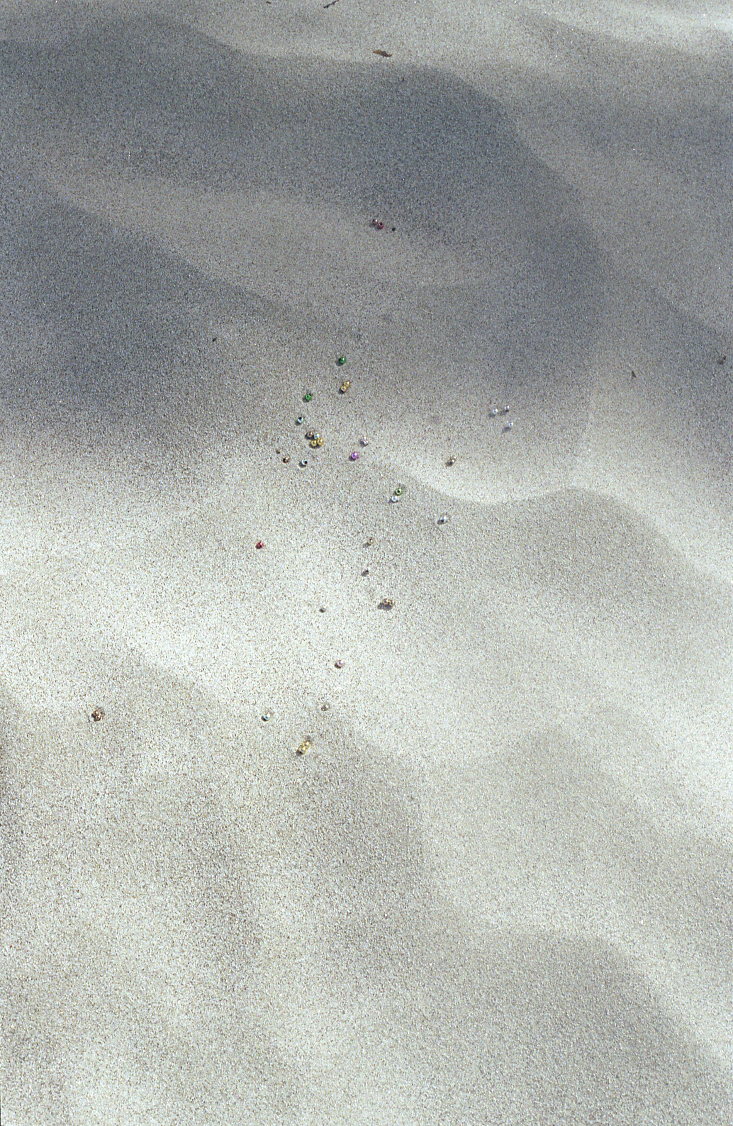 perlen auf sand.jpg