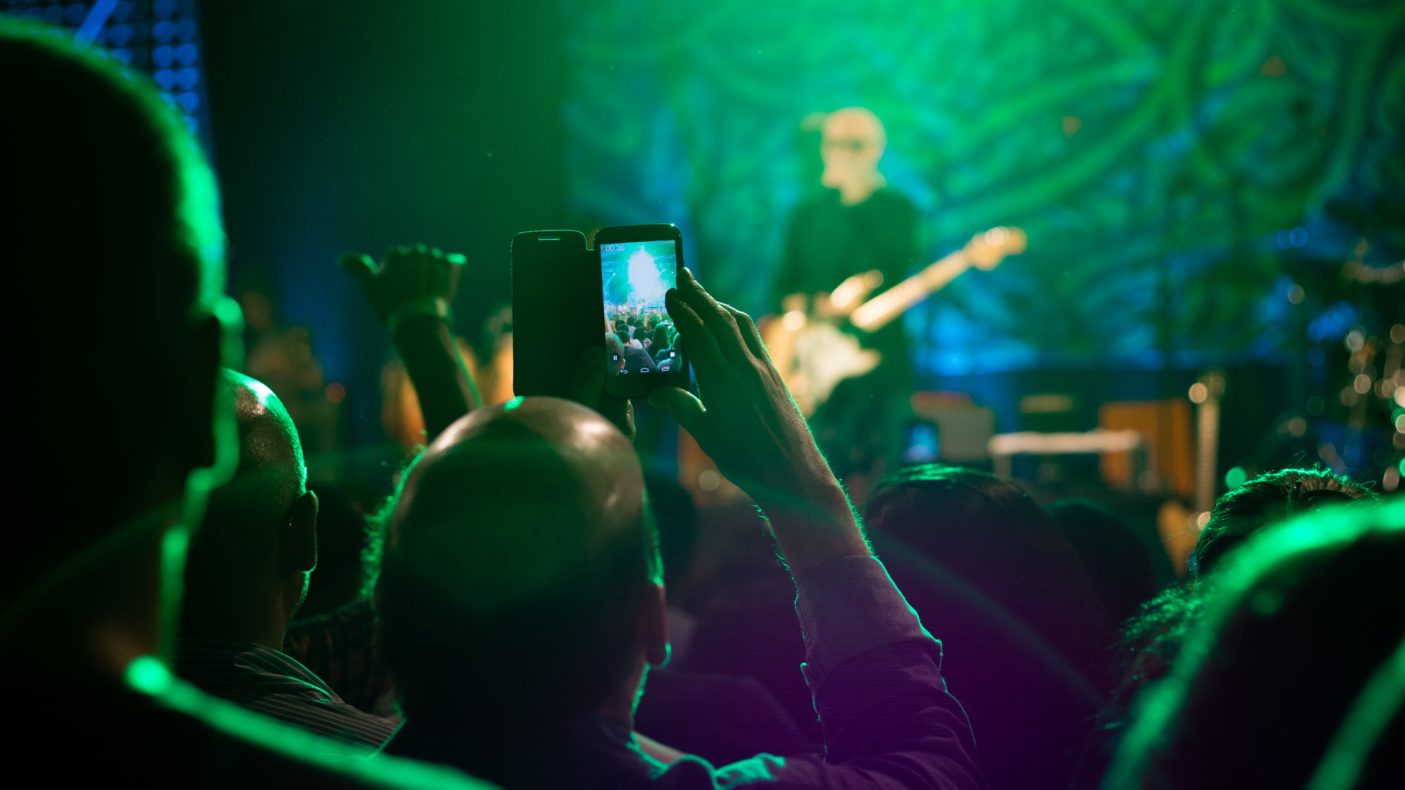 © Javier García-Rosell. Una de las tantas personas que nos encontramos en un concierto haciendo fotos o grabándolo. Al momento de la foto ya tenía grabados 36 segundos de canción (la grabó toda...)