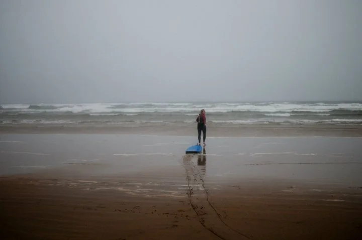 This is how the cool kids carry their boards ... right?