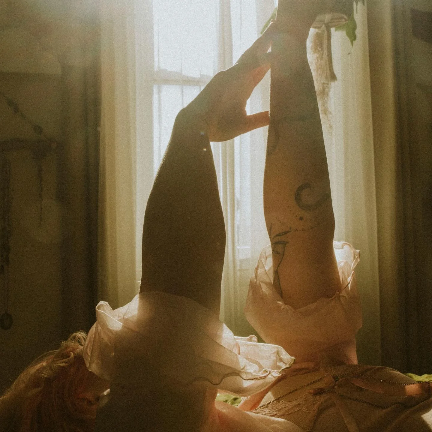 reposting some favorite boudoir shots from a few years ago in hopes of doing some more like this over the winter! perfect time of year for an in-home shoot like this, and just in time for valentine&rsquo;s day

DM me for details🤍

#samanthajanephoto