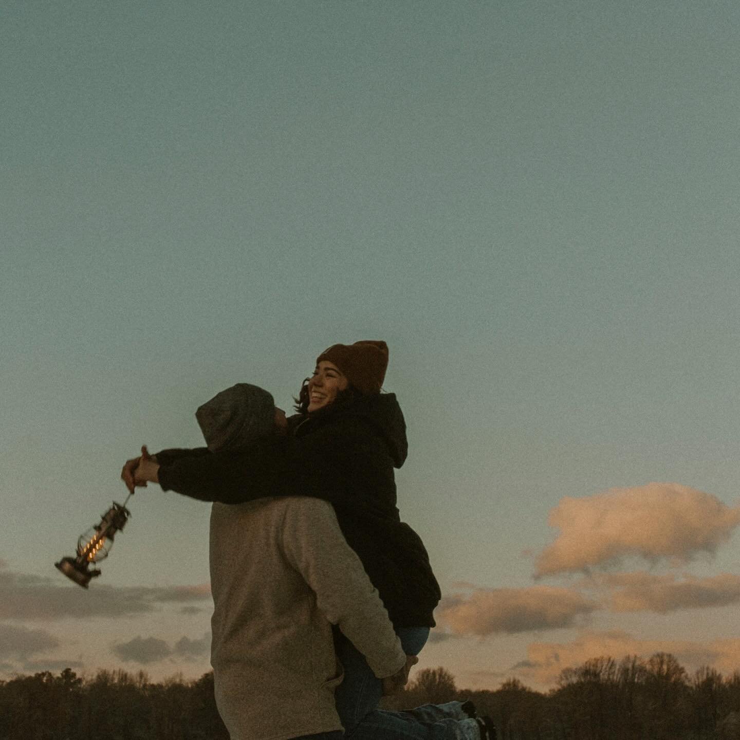 engagement photos for these two right after the first snow of the year🤍

#samanthajanephotography #delawarephotograoher #marylandphotographer #engagementphotos #easternshorephotographer #eastcoastphotographer