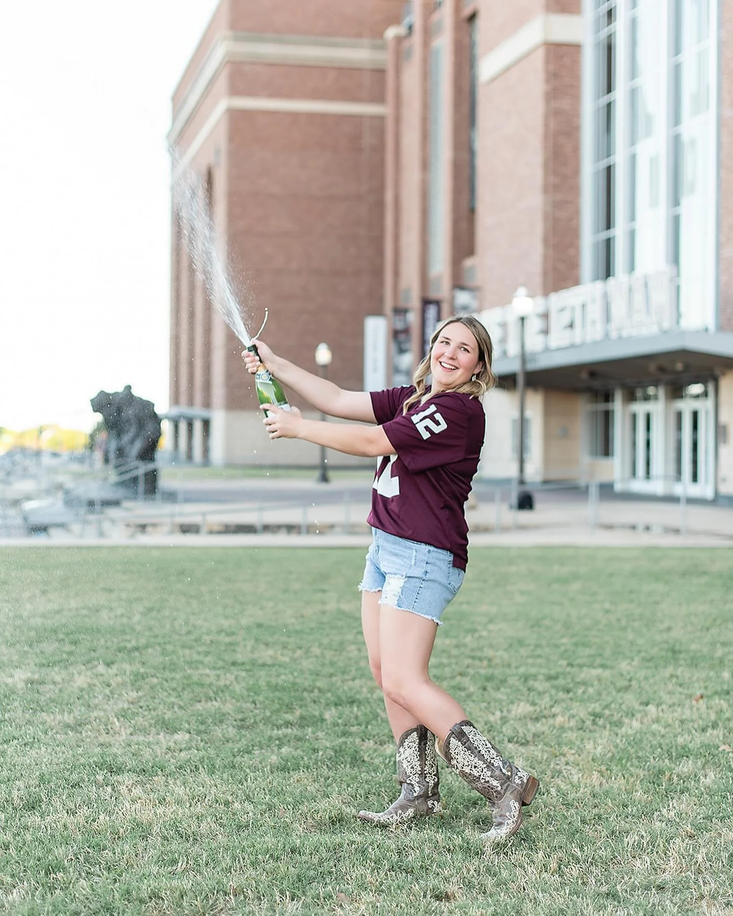 FALL GRADS!! Dates have launched 🎓🎉 

Dates are limited due to baby girl arriving in August. 🥹