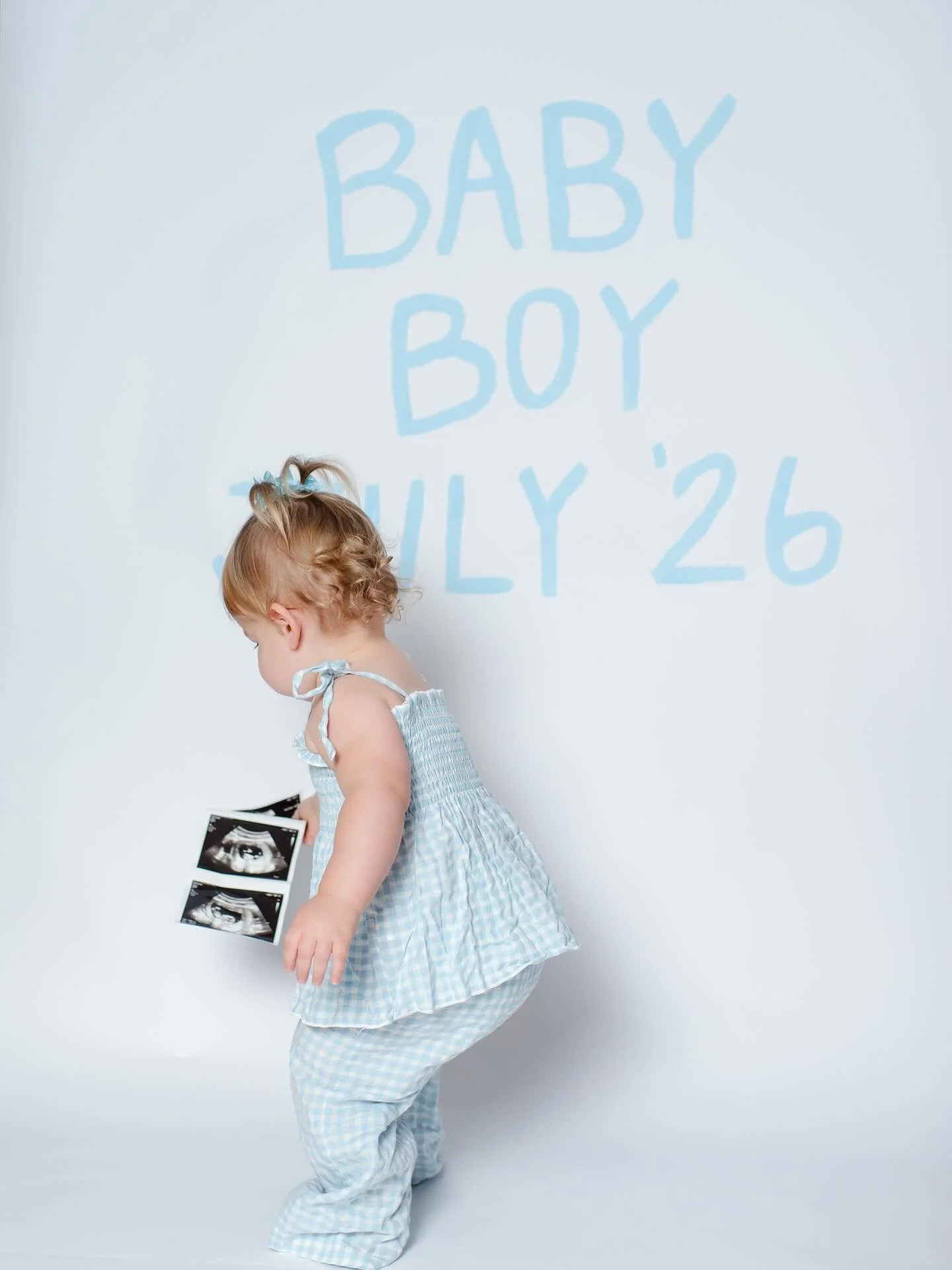 Leighton&rsquo;s going to be a big sister 🩵 

No smiles for mom 😅