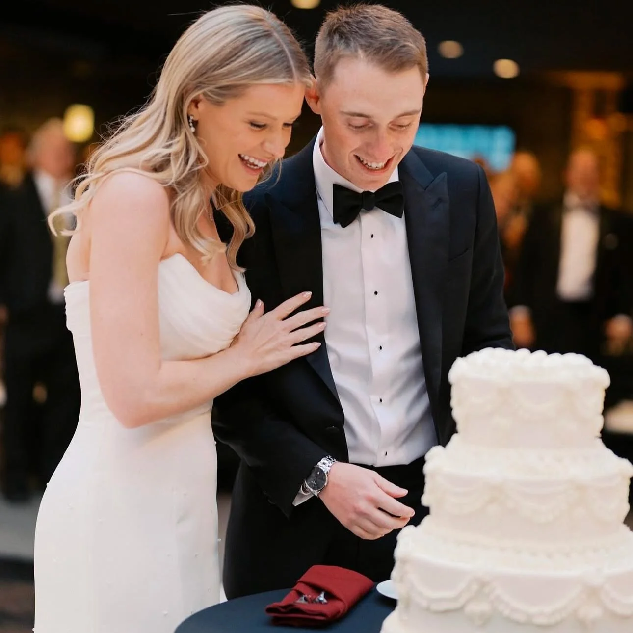 SOFT BRIDAL GL☀️W 

🪽 @elliehupp 

TAN #LGMakeupTans
MAKEUP @josedeleonmakeup 
HAIR @megmichelbrides
PHOTO @ian.rempel