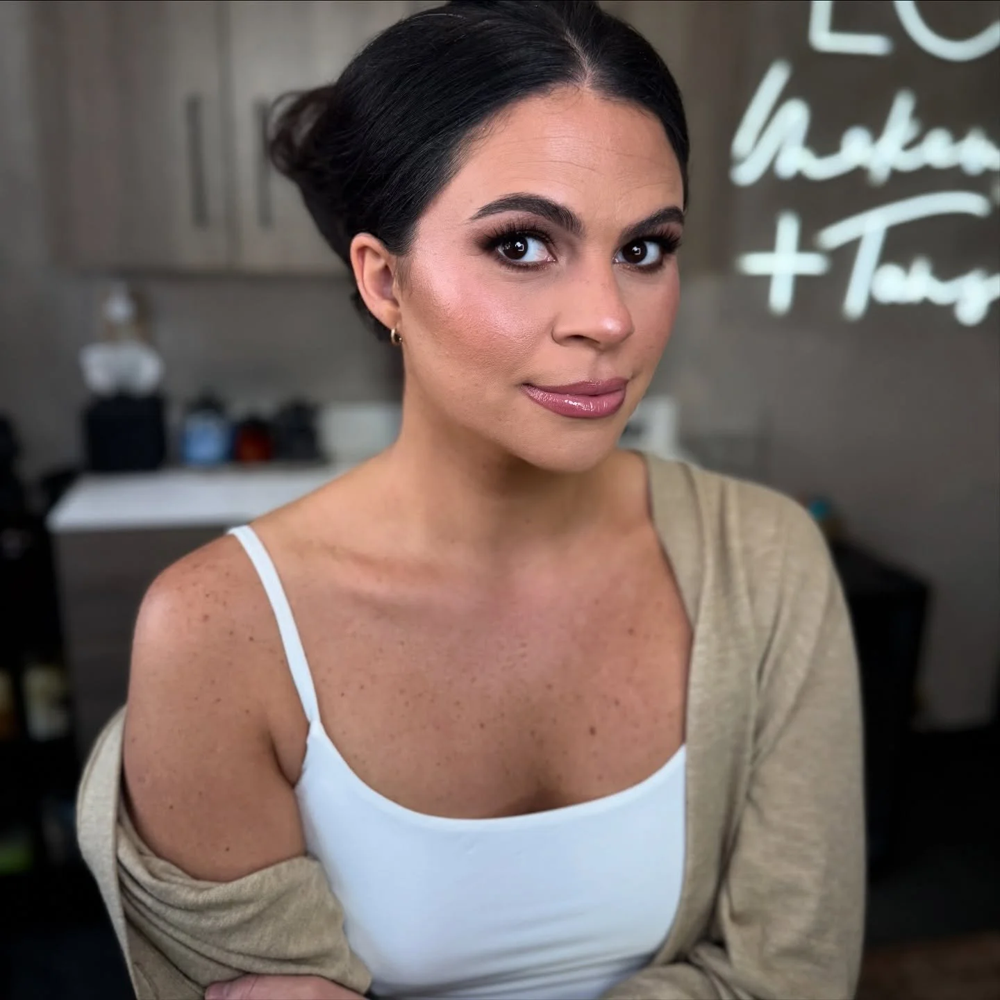 🌹 𝒞𝒽𝓁𝑜𝑒 🌹

We love a little smokiness 💨
&mdash;Enough to pop, but not considered a super dark eye in my opinion

#LGMakeupTans