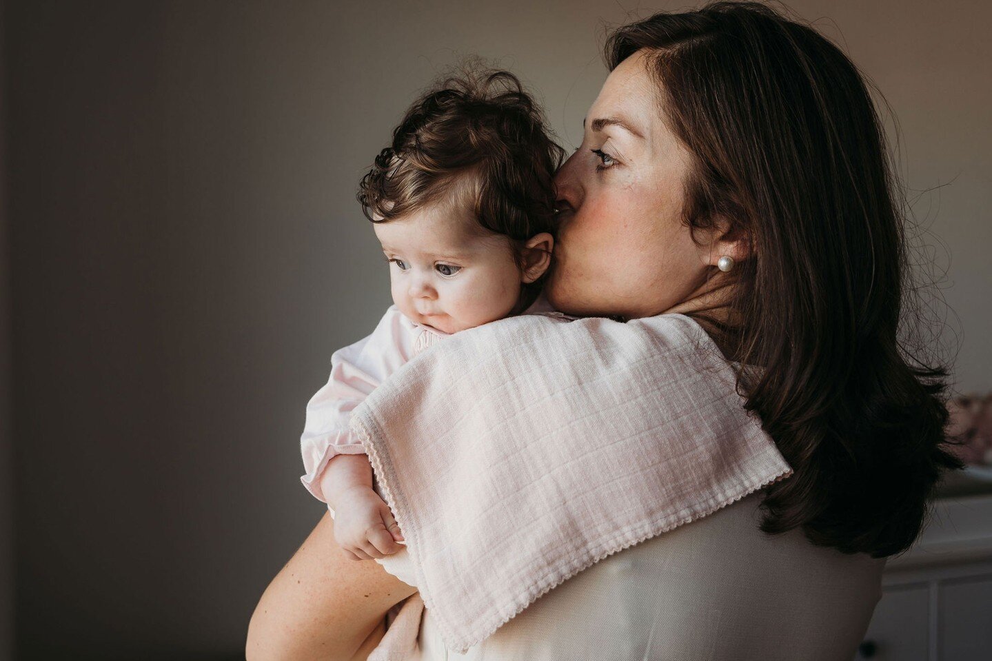 Another beautiful Family Story. This one is just in the opening chapters: Baby Emilia, at home with her parents&mdash;three months new. ⁠
.⁠
#clickproelite #nyphotographer #westchester #hudsonvalley #lifestylephotography #thelifestylecollective #newy