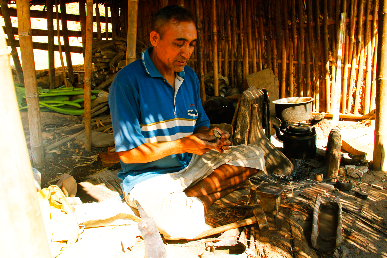 Nepal.EastNepal.SiddaPokhari.BlackSmith.KukariMaking.jpg