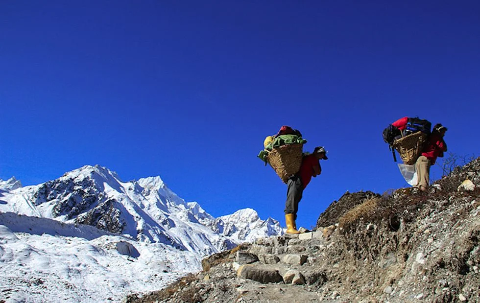csm_India.Sikkim.Siniolchu.Simvo.Porters_30347aab68.jpg
