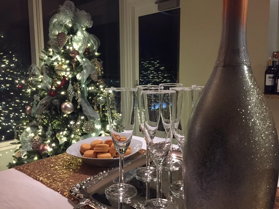 HOW TO THROW A CHRISTMAS PARTY AT HOME