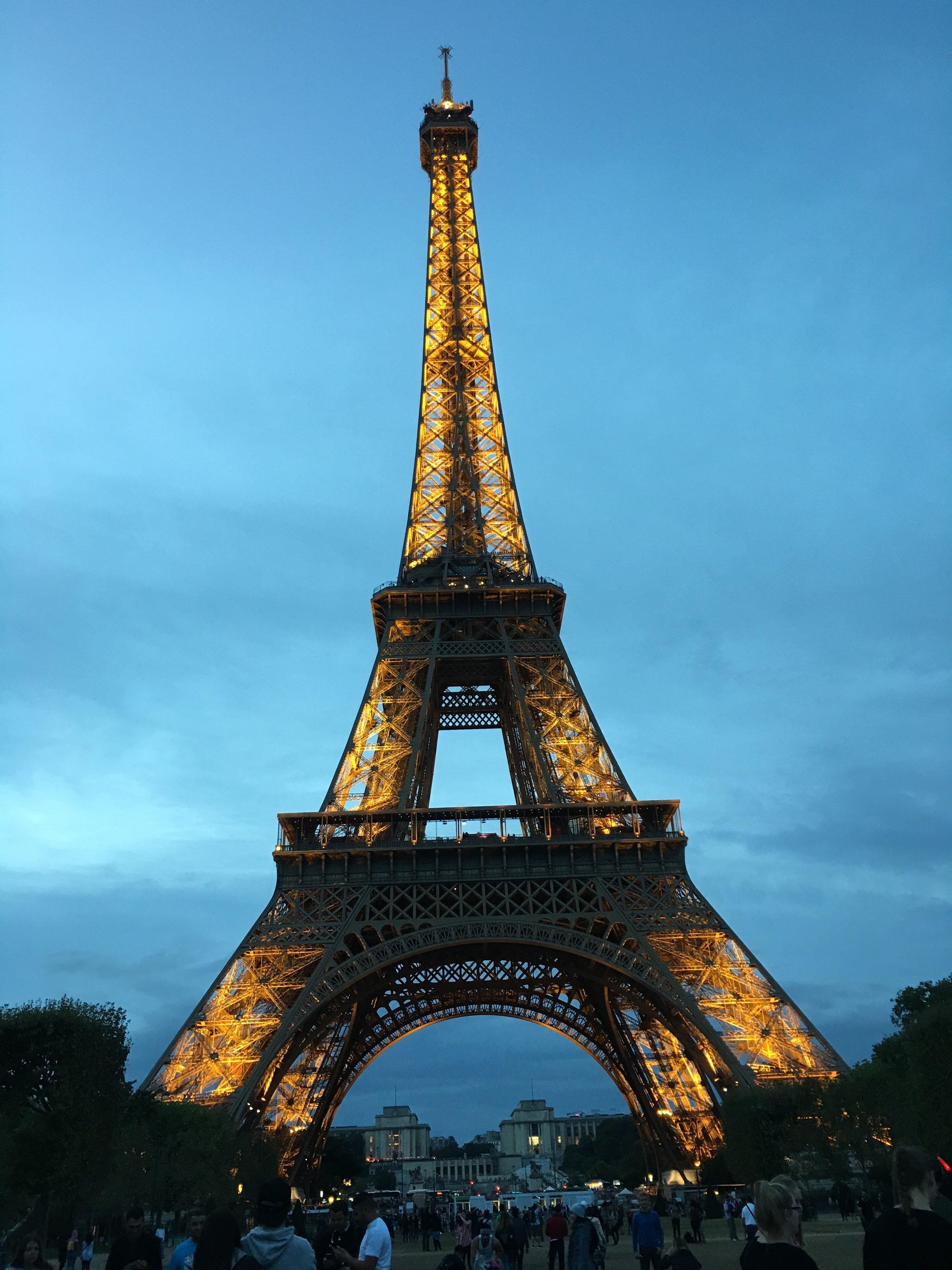 The Eiffel Tower sparkles starting at 7 pm every hour on the hour for 10 minutes.