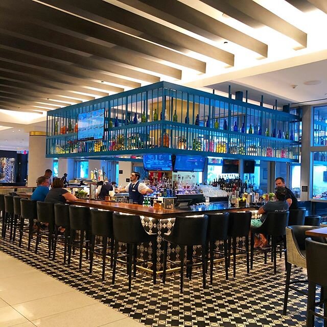 Meet me for a drink at Bar Collins 🍸🍹🍷🍺🥂 @loewsmiami @loewshotels #gowithpro #luxurytravel #luxurylife #worldtravelpics #travelgram #luxurytravel #avgeek #travelblog #travel #globetrotter #luxury #luxuryhotel #hotel #loewsmiami #tlpicks #cntrave