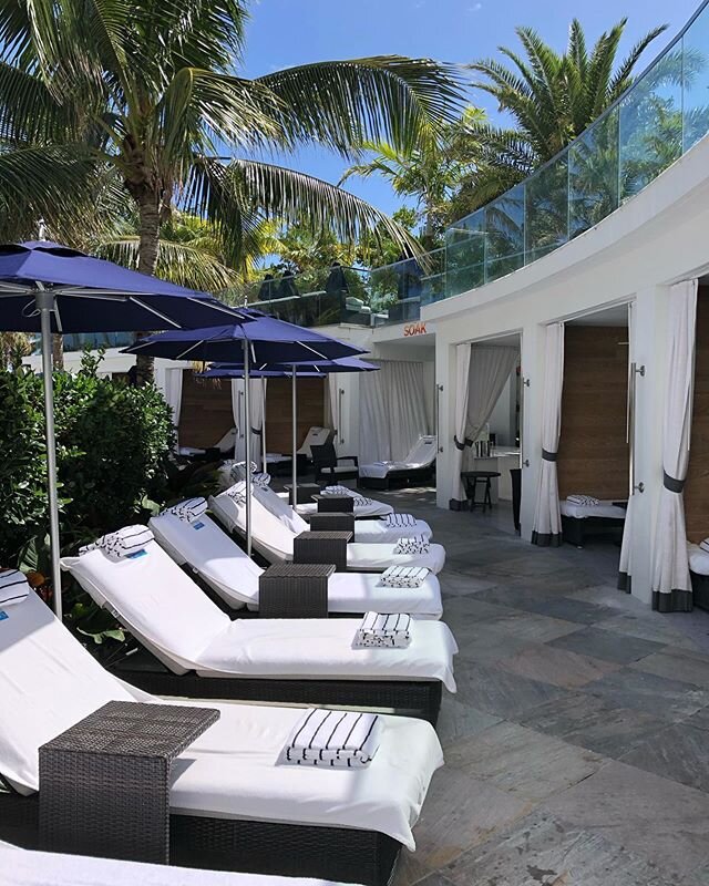 Renovations make a world of difference. Fully redone in 2018, the Loews Miami Beach Hotel has one of the largest pools in South Beach with decadent bi-level cabanas for their VIP guests. @loewsmiami @loewshotels #gowithpro #luxurytravel #luxurylife #